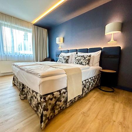 Hotel Urban Creme Praga Esterno foto A room at the hotel