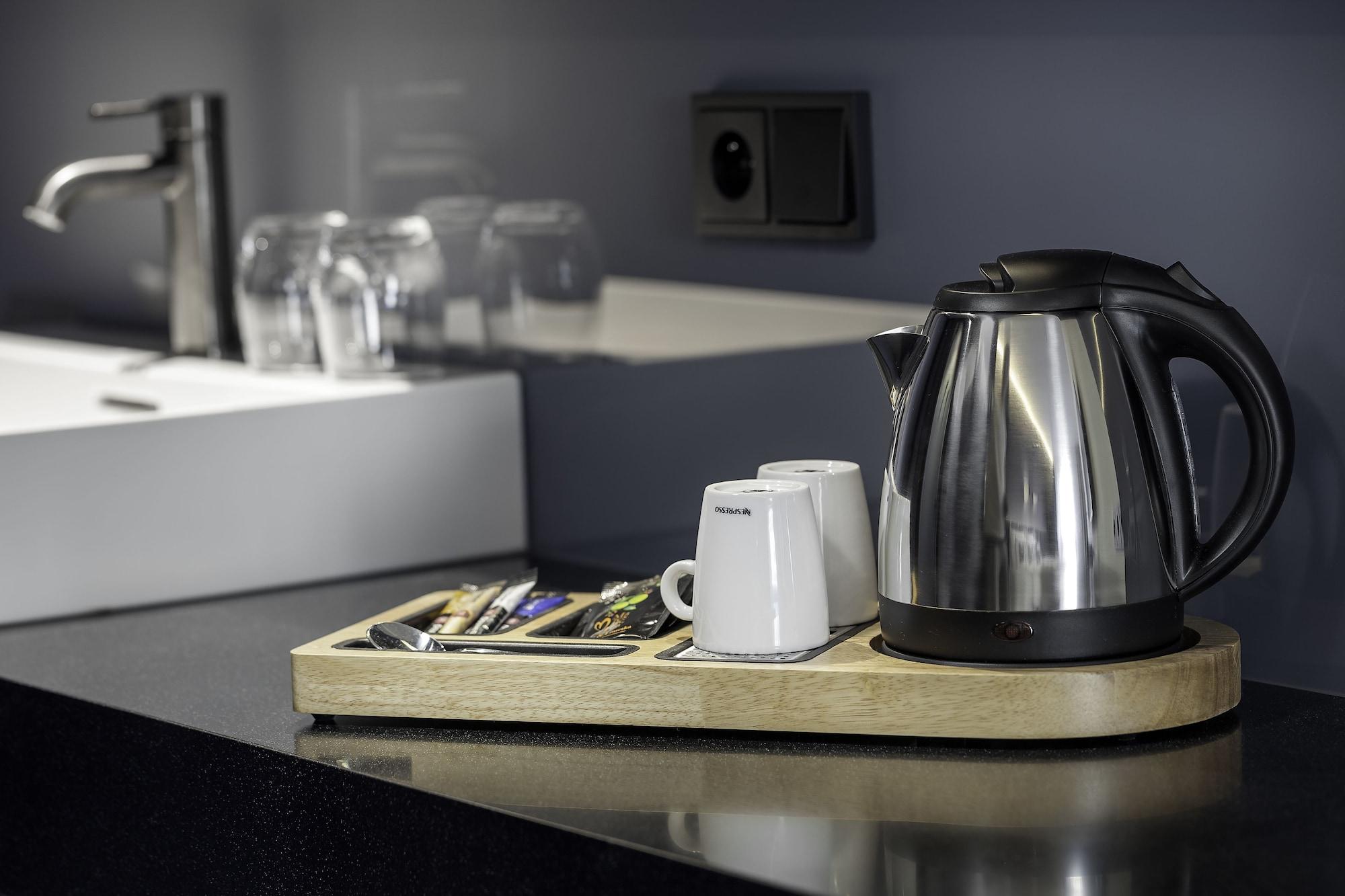 Hotel Urban Creme Praga Esterno foto A kettle in a hotel room