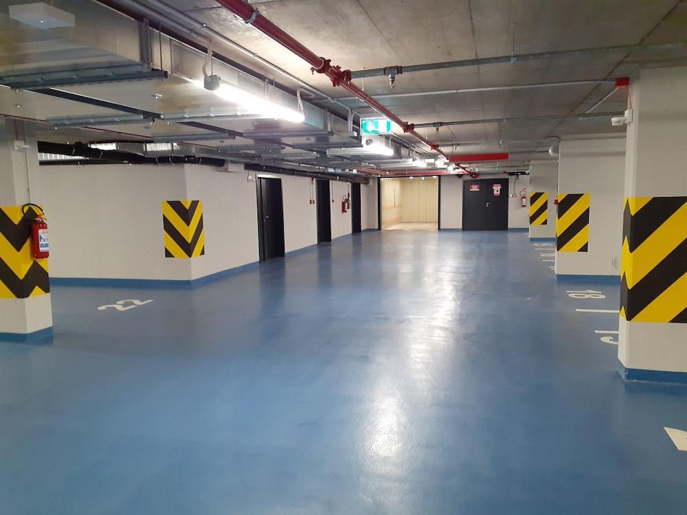 Hotel Urban Creme Praga Esterno foto The parking garage