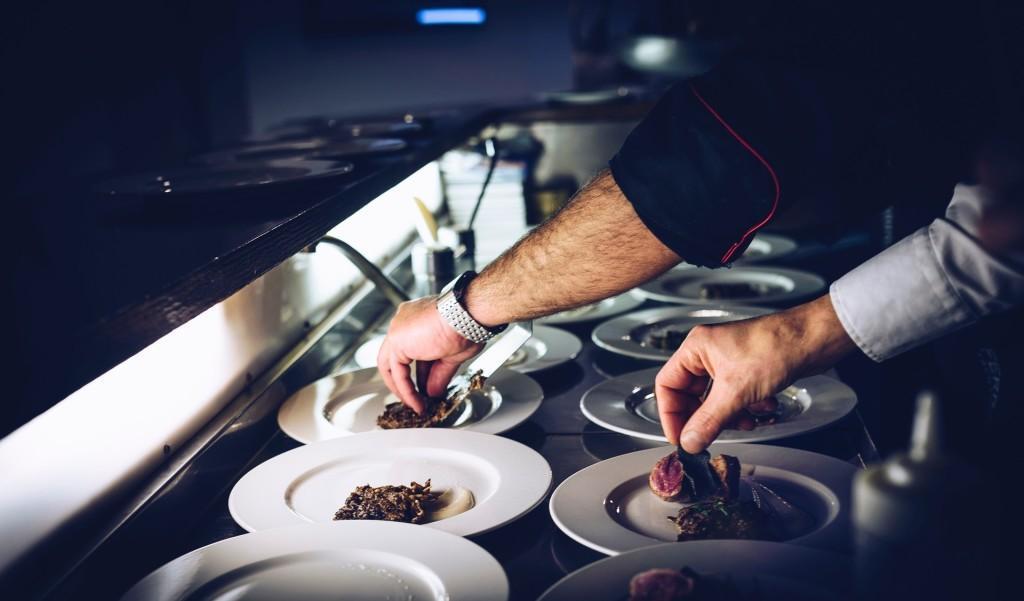 Hotel Urban Creme Praga Esterno foto Chef finishing a dish