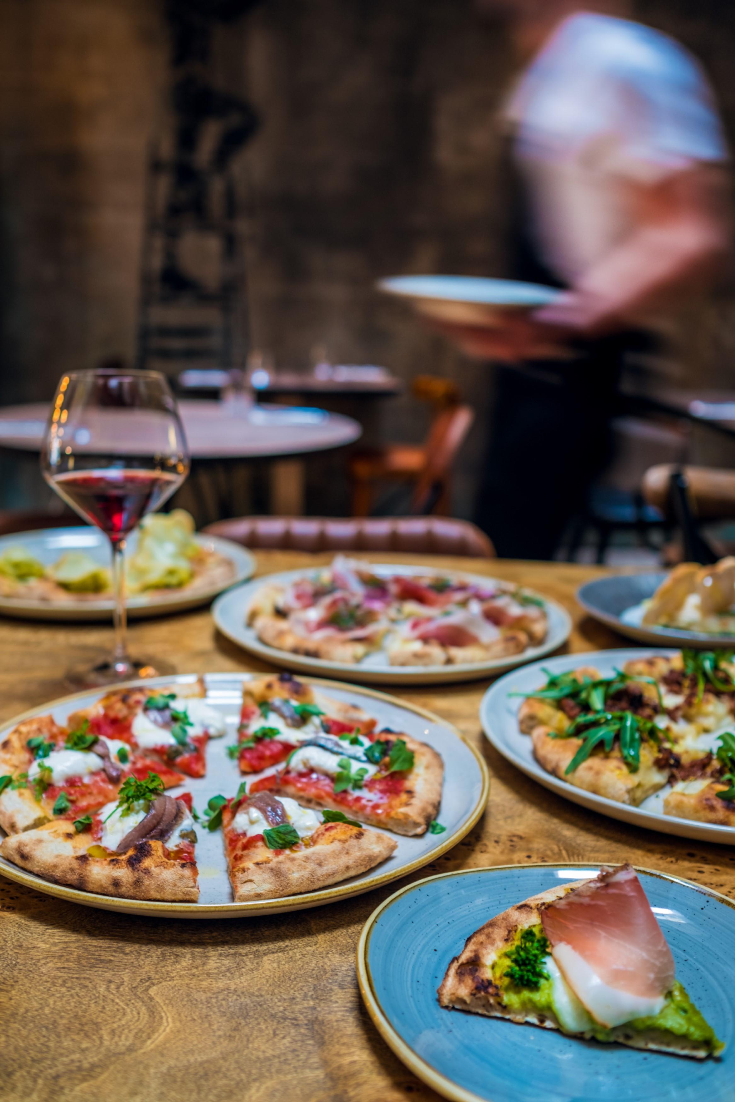 Hotel Urban Creme Praga Esterno foto A selection of pizzas at the restaurant