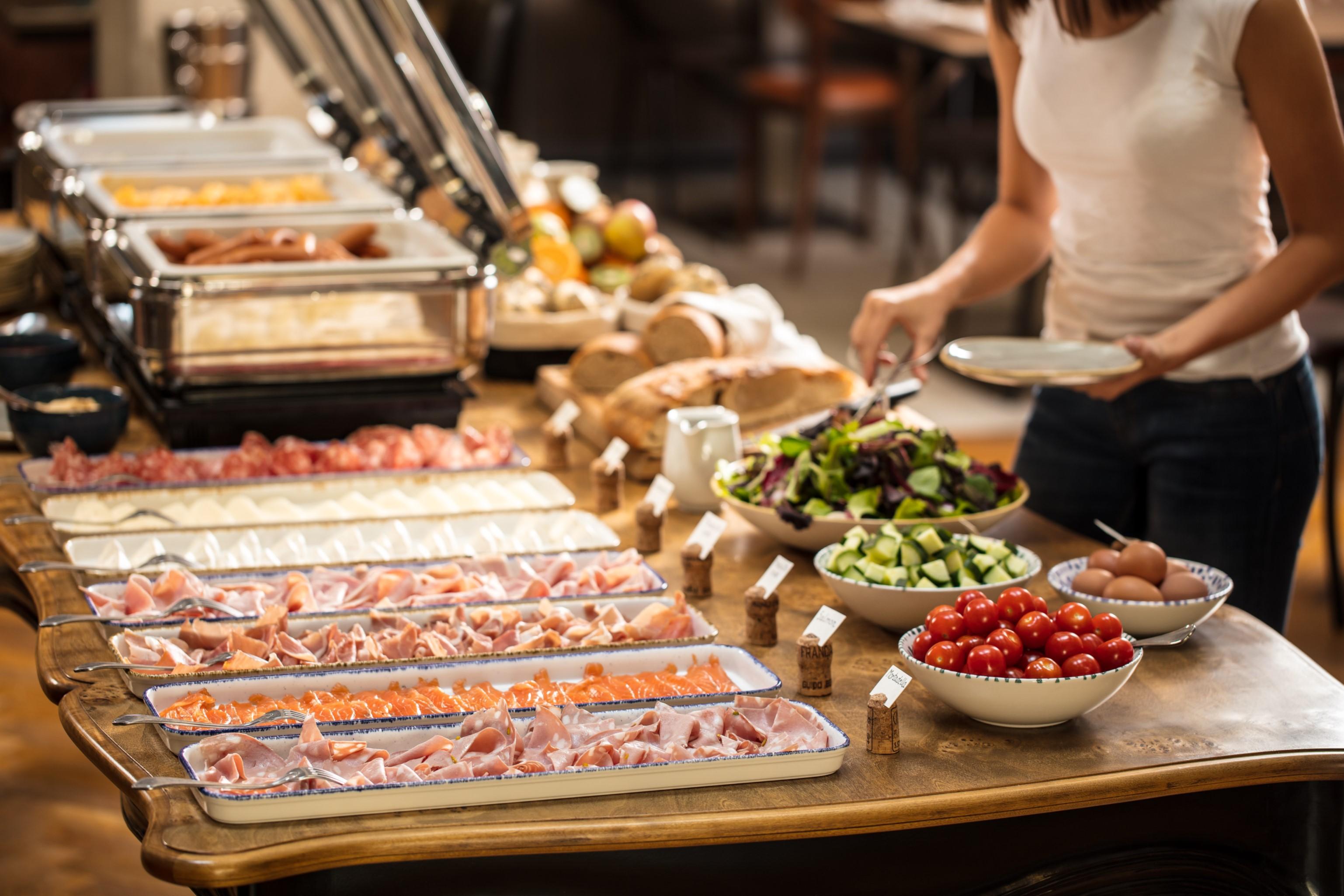 Hotel Urban Creme Praga Esterno foto A buffet at a restaurant