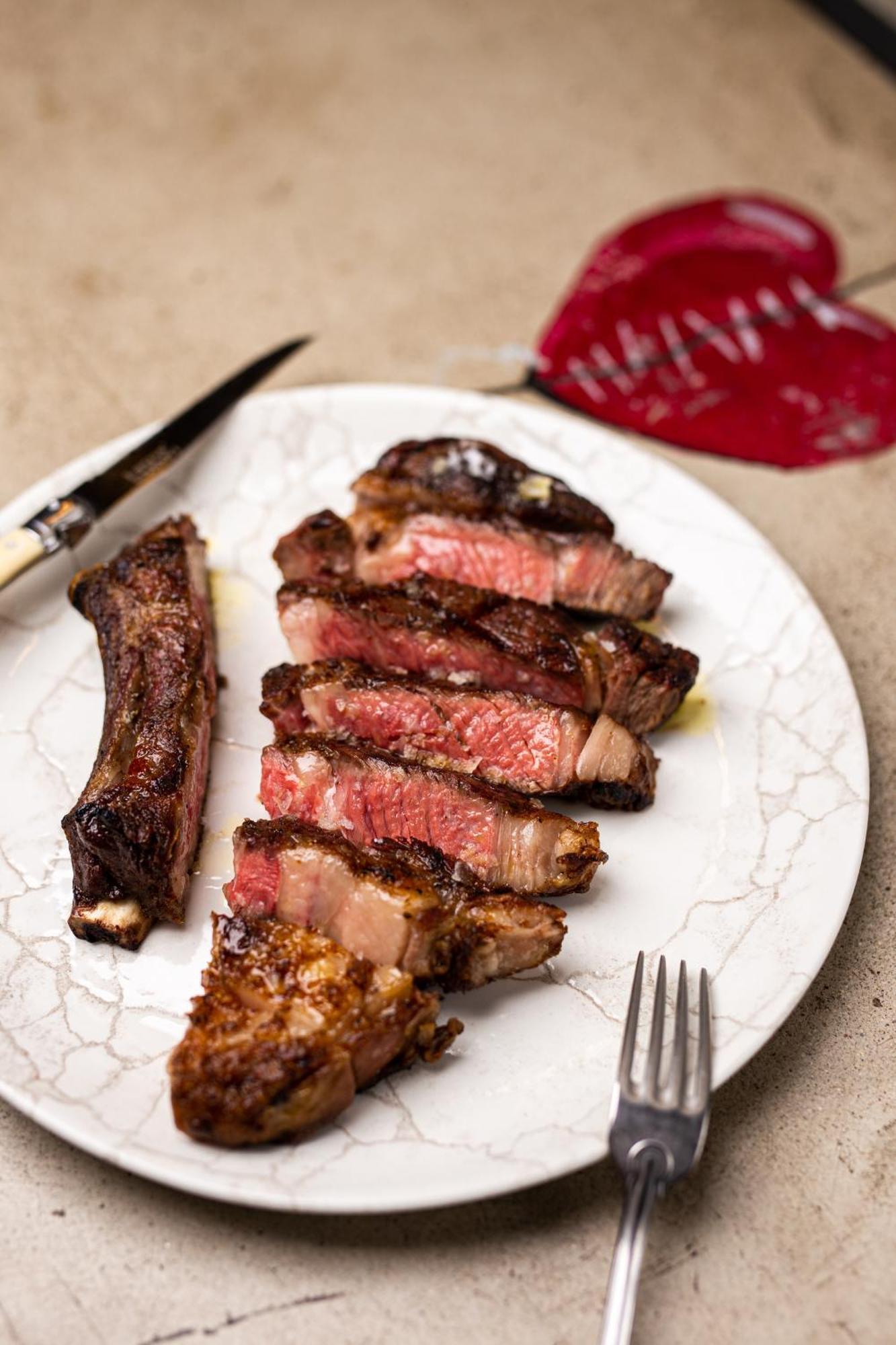 Hotel Urban Creme Praga Esterno foto A grilled steak