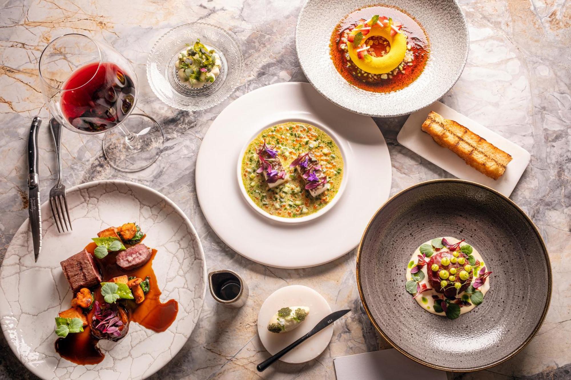 Hotel Urban Creme Praga Esterno foto Dishes at the restaurant