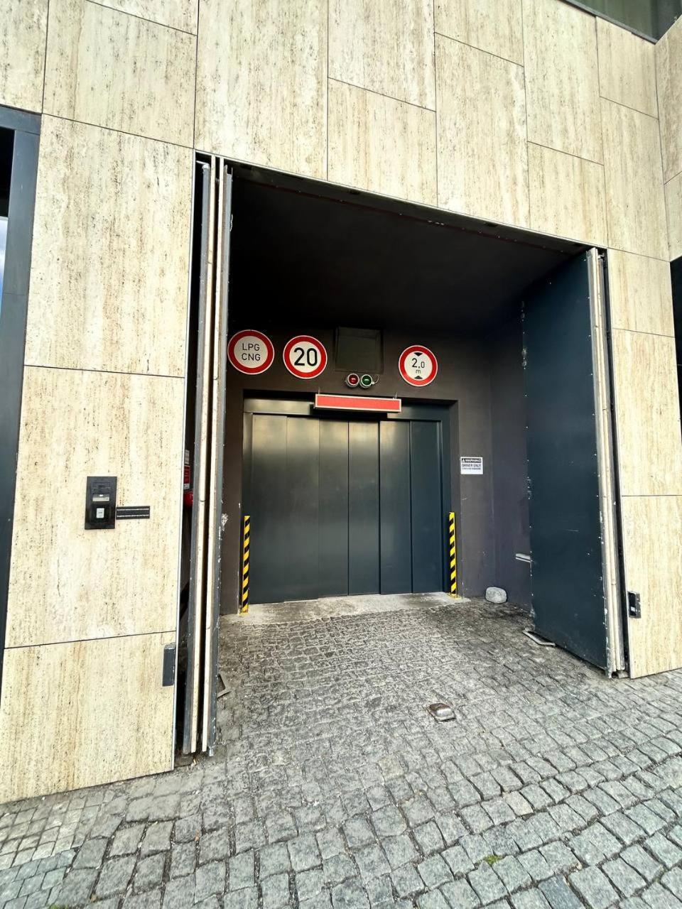 Hotel Urban Creme Praga Esterno foto Entrance to the underground parking