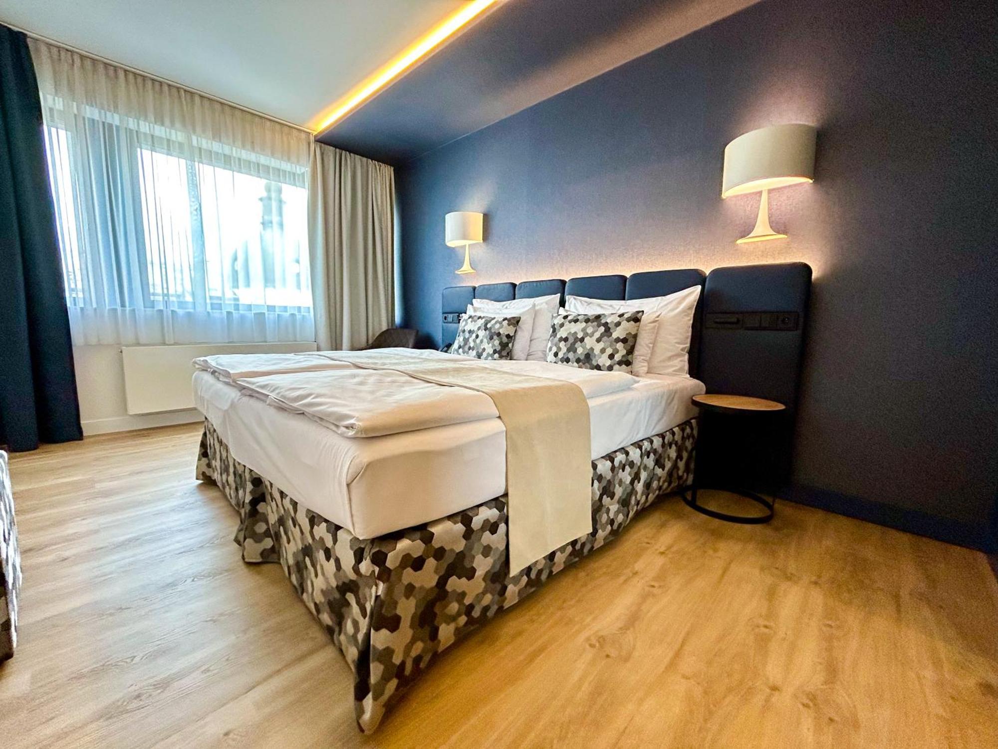 Hotel Urban Creme Praga Esterno foto A room at the hotel