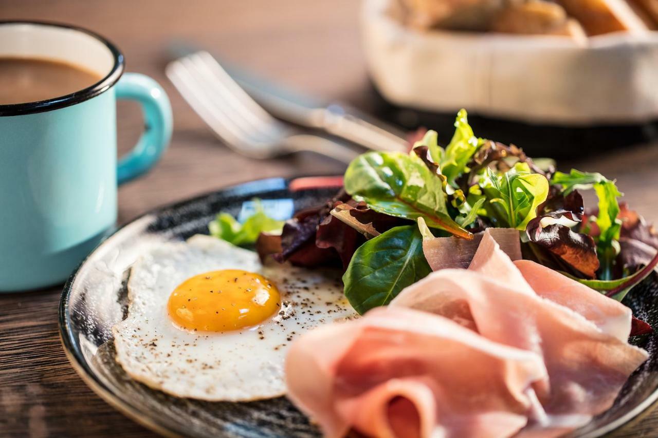 Hotel Urban Creme Praga Esterno foto A typical breakfast in Germany
