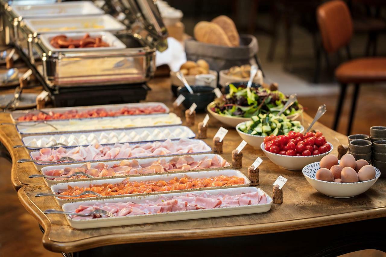 Hotel Urban Creme Praga Esterno foto A buffet at a hotel