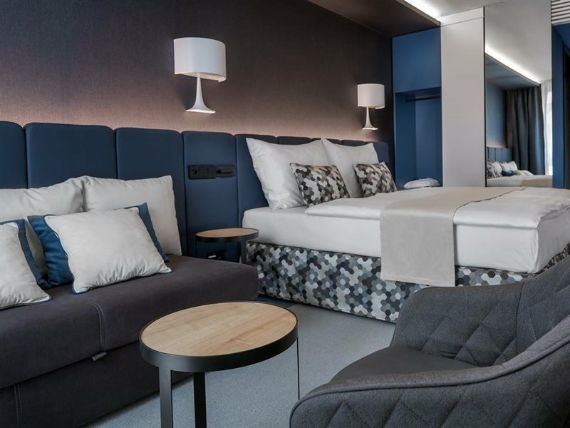 Hotel Urban Creme Praga Esterno foto A suite on board