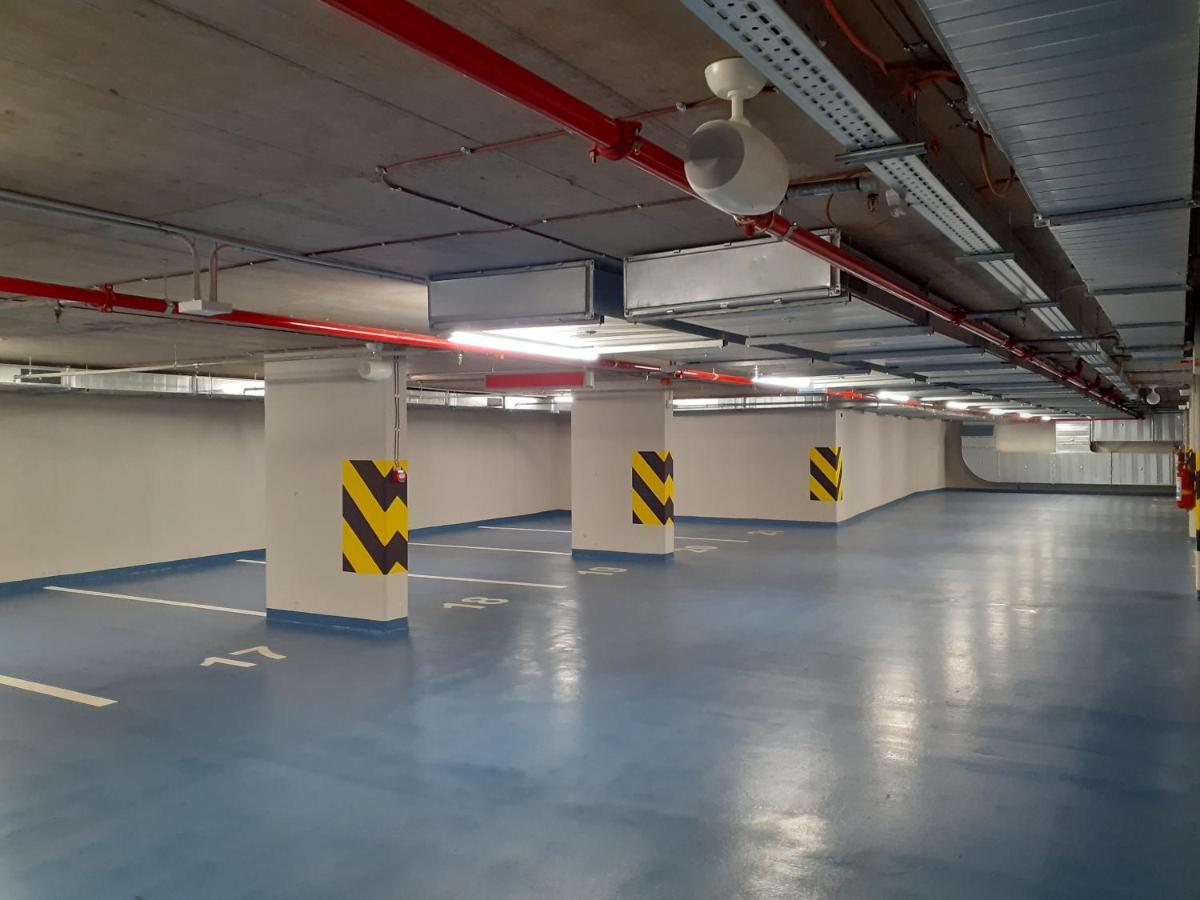 Hotel Urban Creme Praga Esterno foto The parking garage